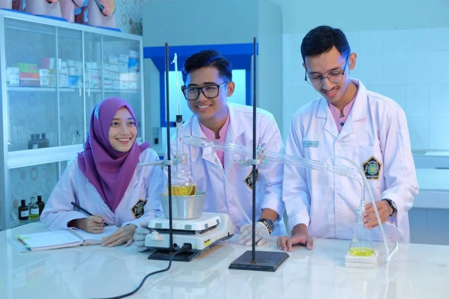 Mahasiswa Prodi Profesi Apoteker Universitas Harapan Bangsa Purwokerto melakukan praktikum di laboratorium Apoteker